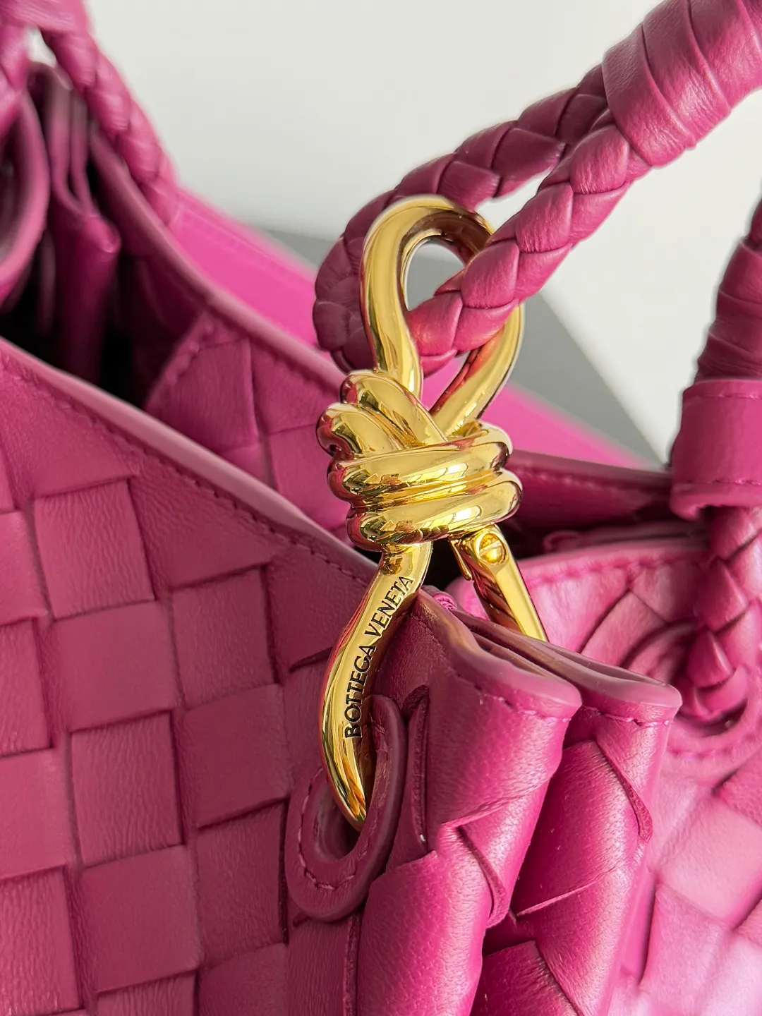 Batch 1760 BV home is new! Andiamo combines the Bottega Veneta archive parachute handbag to inherit retro elements and integrate modern trends. The same style as Shu Qi's in Beijing Night. It is a continuation of the classic bag. It has three functions: hand carry, shoulder and cross-body. It is embellished with metal brass knot buckles. It is small and has an amazing capacity. It can easily hold sunglasses in a box / small bottle of water / powder powder / charger and other daily necessities when going out. The upper body is versatile. Style number: 796569 Size: 21*17*16.5cm
